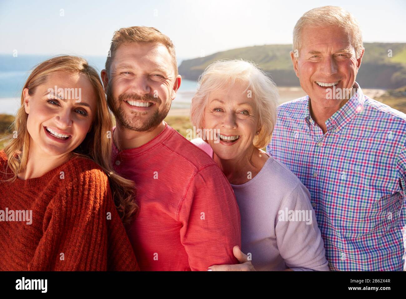 Ritratto Di Coppia Senior Con Figli Adulti In Vacanza Sul Mare Foto Stock