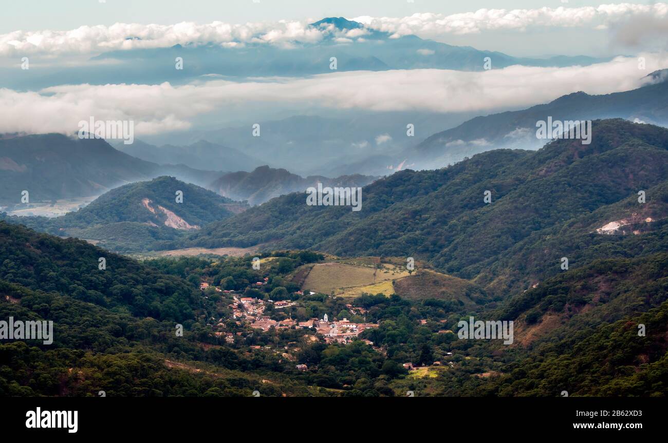 Guardando la Città messicana di El Tuito da la Bufa in un paesaggio Boscoso, Jalisco, Messico Foto Stock