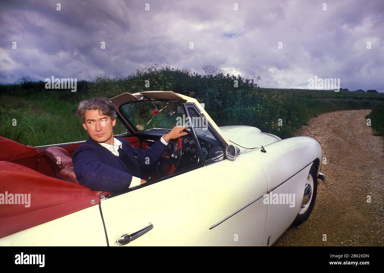 Geoffrey Burgon Composer fotografò guidando la sua auto Bristol 405 nei pressi di Stroud UK 1982 Foto Stock