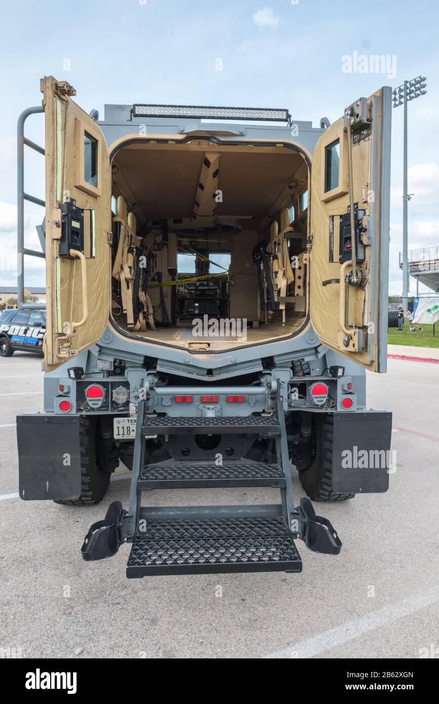 Vista posteriore all'interno dell'ex-militare MRAP Mine-Resistant Ambush veicolo protetto utilizzato dal dipartimento di polizia locale come veicolo di salvataggio Foto Stock