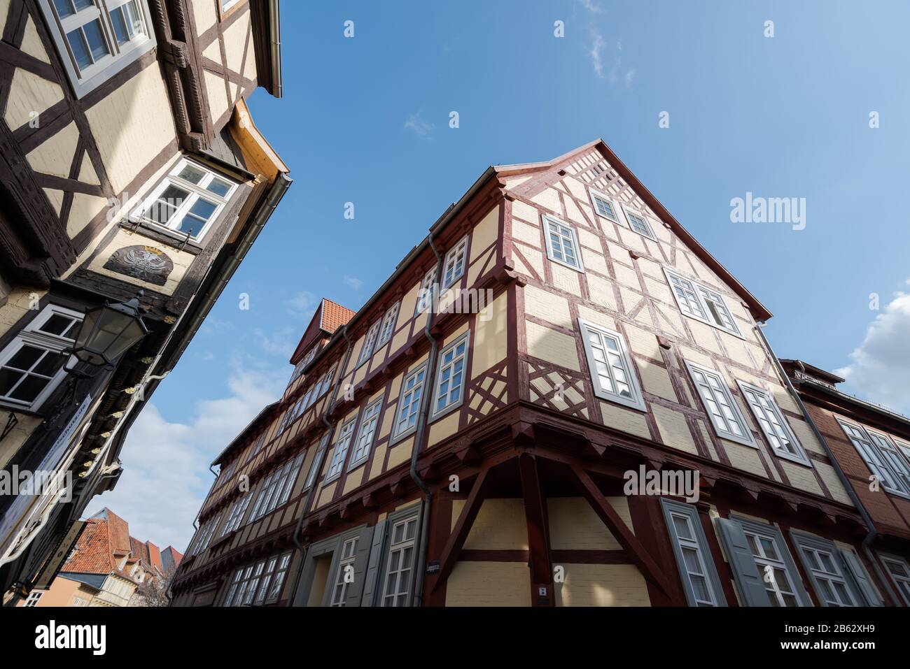 Vecchie case a graticcio a Quedlinburg, Germania, in giornata di sole con le nuvole Foto Stock Vecchie case a graticcio a Quedlinburg, Germania, in giornata di sole con le nuvole Foto Stock