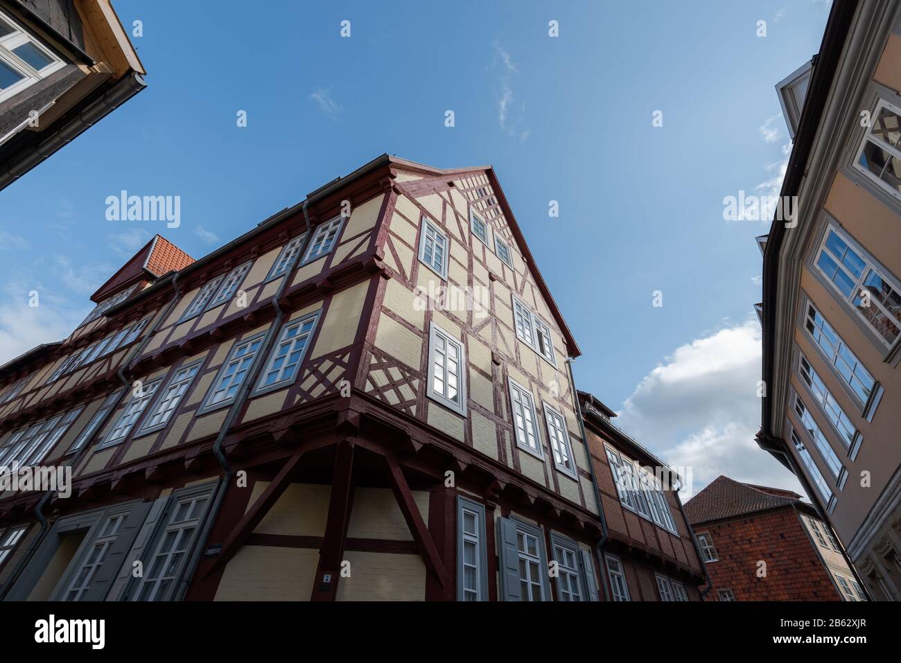 Vecchie case a graticcio a Quedlinburg, Germania, in giornata di sole con le nuvole Foto Stock Vecchie case a graticcio a Quedlinburg, Germania, in giornata di sole con le nuvole Foto Stock