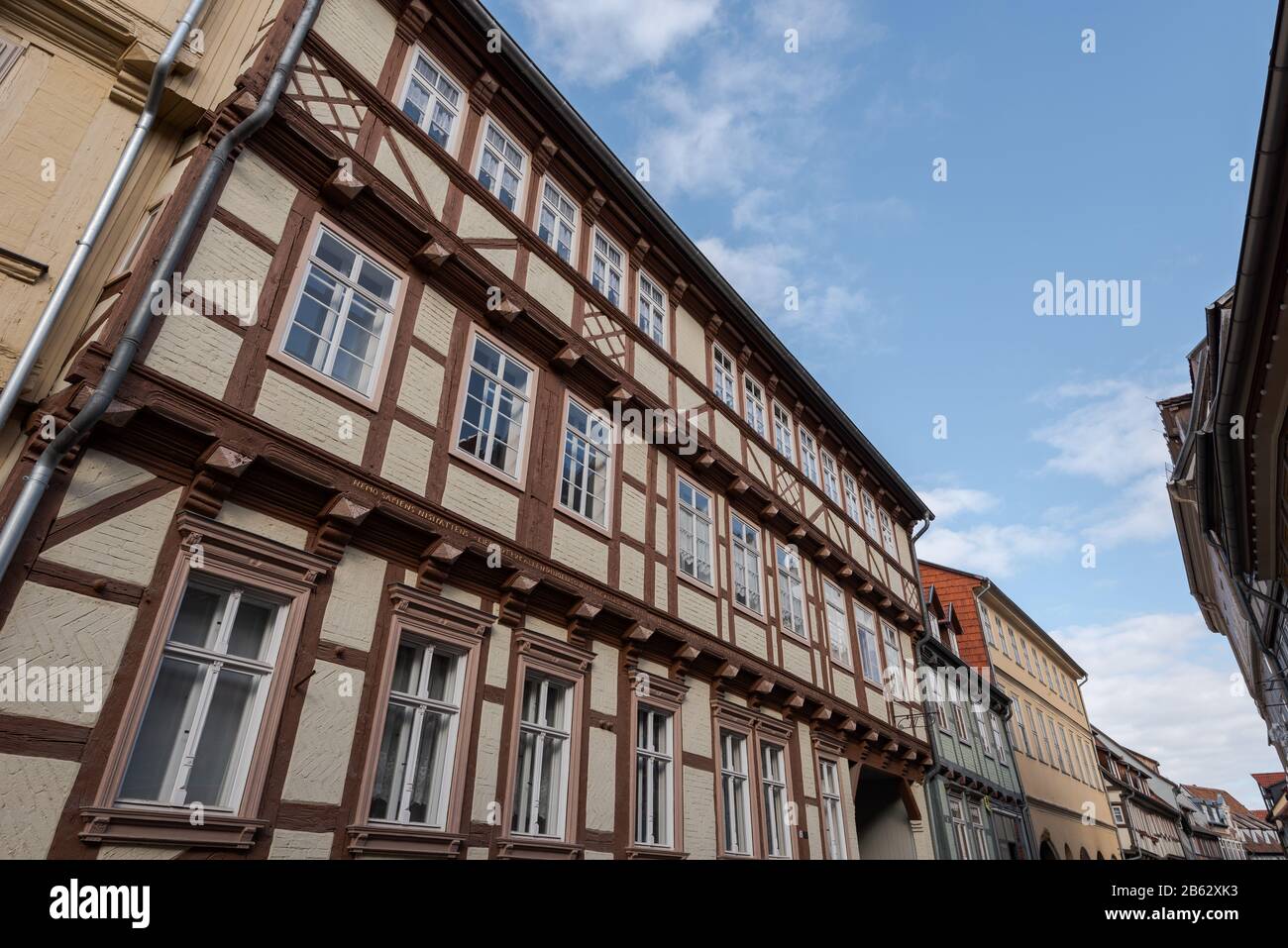 Vecchie case a graticcio a Quedlinburg, Germania, in giornata di sole con le nuvole Foto Stock Vecchie case a graticcio a Quedlinburg, Germania, in giornata di sole con le nuvole Foto Stock
