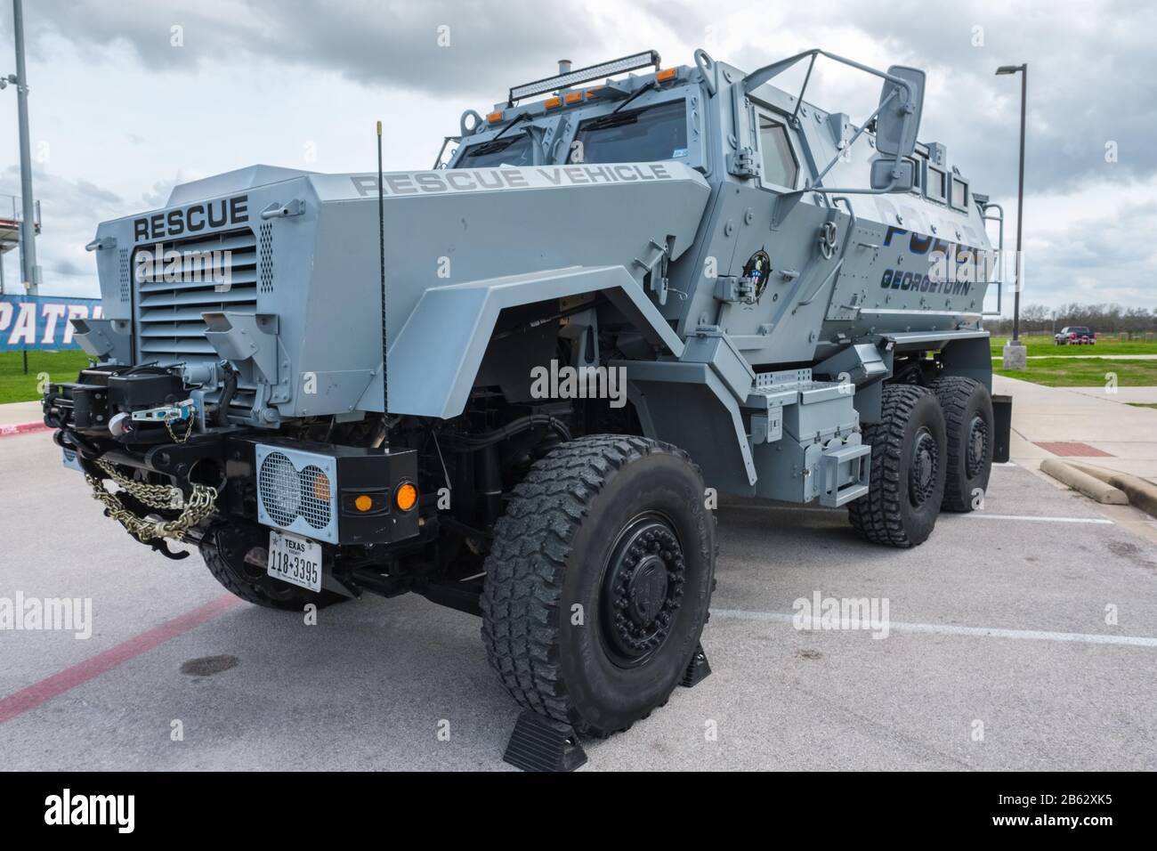 Vista frontale dell'ex-militare MRAP Mine-Resistant Ambush veicolo protetto utilizzato dal dipartimento di polizia locale come veicolo di salvataggio Foto Stock
