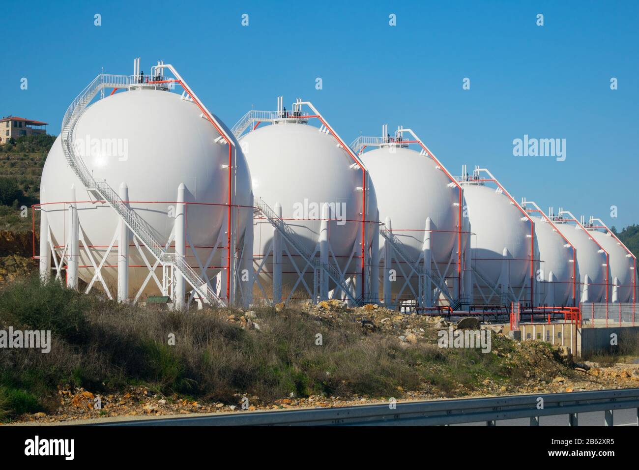 Serbatoi di stoccaggio GNL. Serbatoi di stoccaggio del gas di petrolio liquefatto (GPL). Impianto a gas. Foto Stock