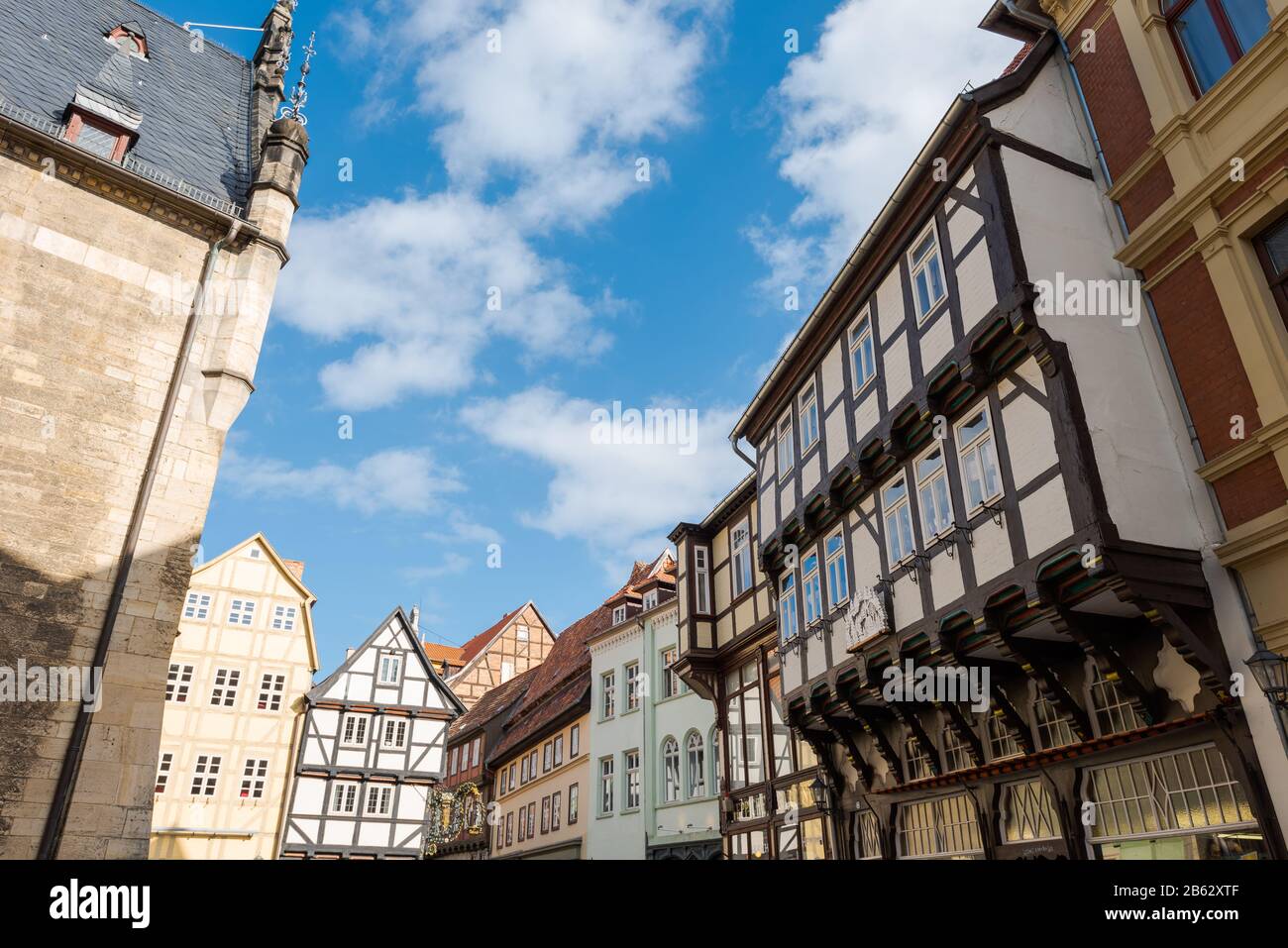 Vecchie case a graticcio a Quedlinburg, Germania, in giornata di sole con le nuvole Foto Stock Vecchie case a graticcio a Quedlinburg, Germania, in giornata di sole con le nuvole Foto Stock