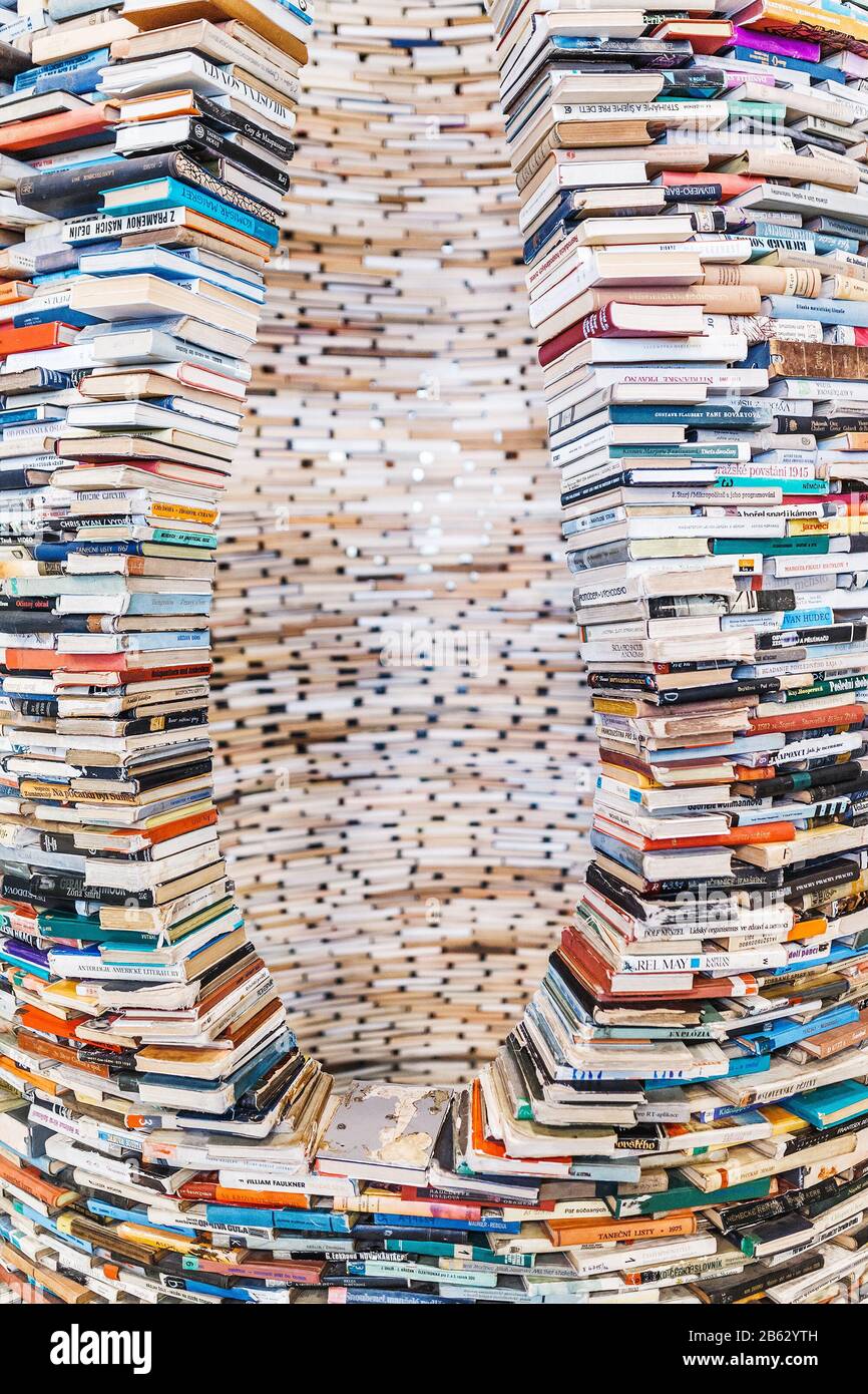 Praga, REPUBBLICA CECA - 18 MARZO 2017: Un libro tunnel torre o installazione pilastro nella biblioteca pubblica di Praga come simbolo della cognizione eterna Foto Stock