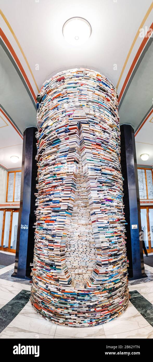 Praga, REPUBBLICA CECA - 18 MARZO 2017: Un libro tunnel torre o installazione pilastro nella biblioteca pubblica di Praga come simbolo della cognizione eterna Foto Stock