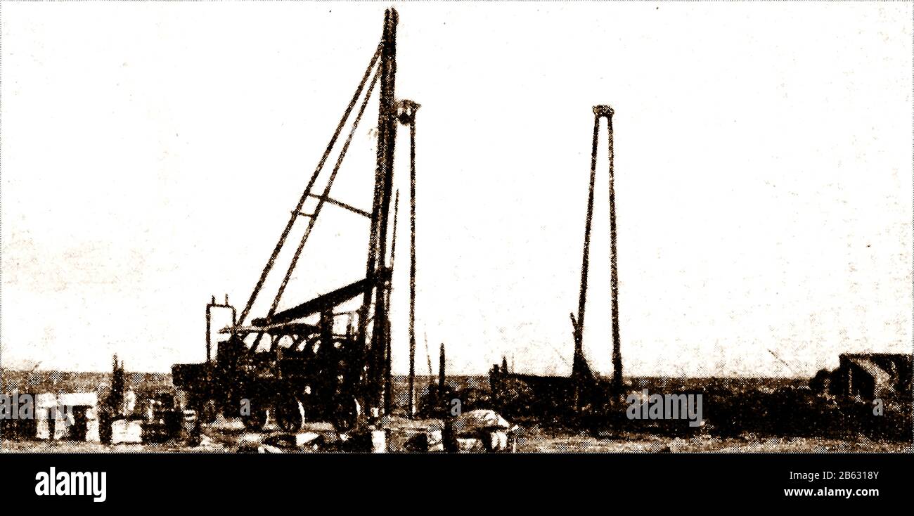 1914 - una rara fotografia di giornale che mostra la costruzione della ferrovia Trans-australiana attraverso la pianura di Nullarbor, Australia. Questa immagine mostra gli operai che alesano per un approvvigionamento di acqua. Foto Stock