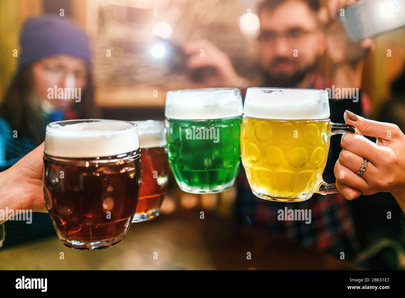Amici bere birra artigianale autentica in pub ceco e clinking Foto Stock