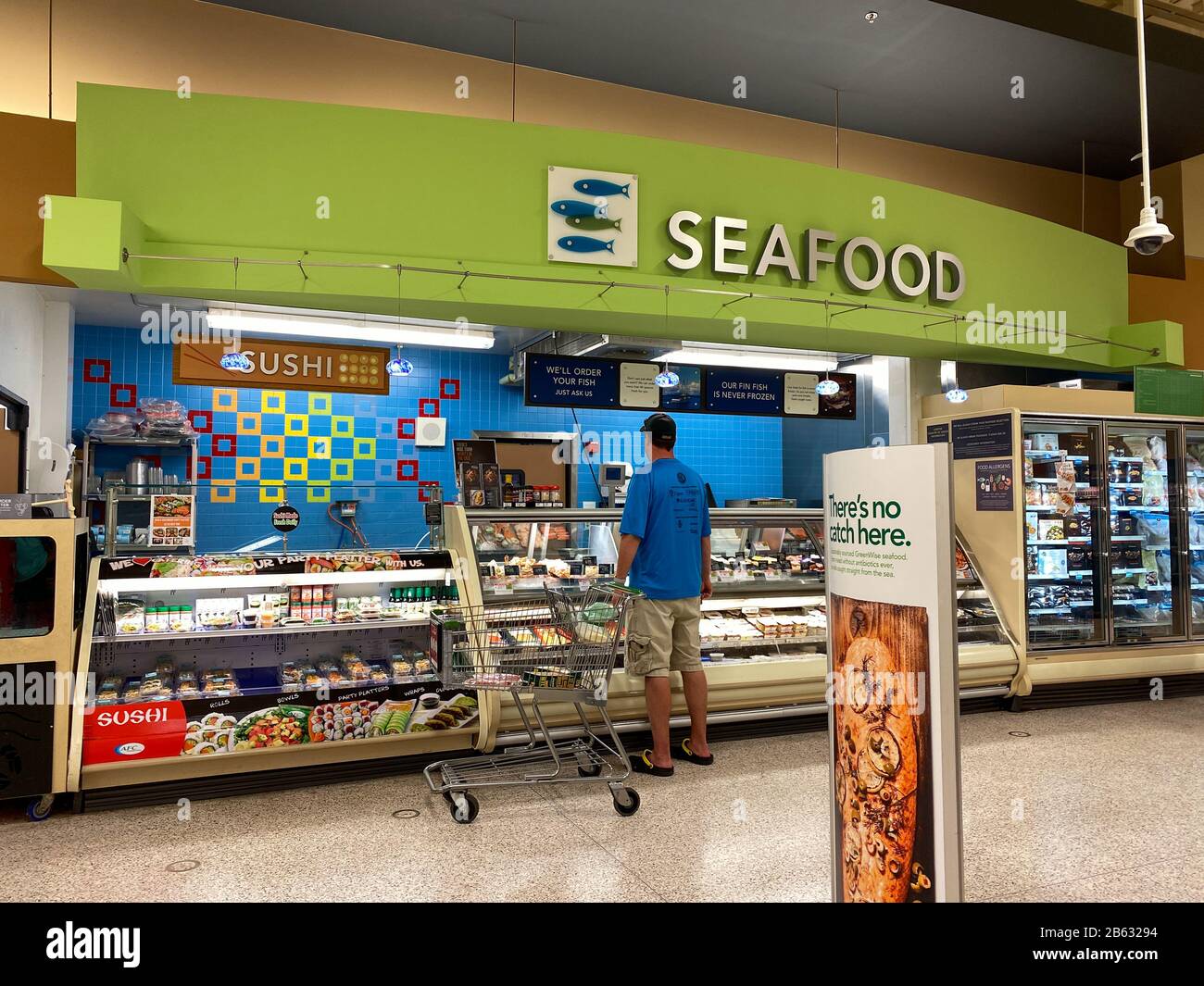 Orlando, FL/USA-3/7/20: Il reparto di pesce di un negozio di alimentari Publix con un dipendente in attesa di un cliente. Foto Stock