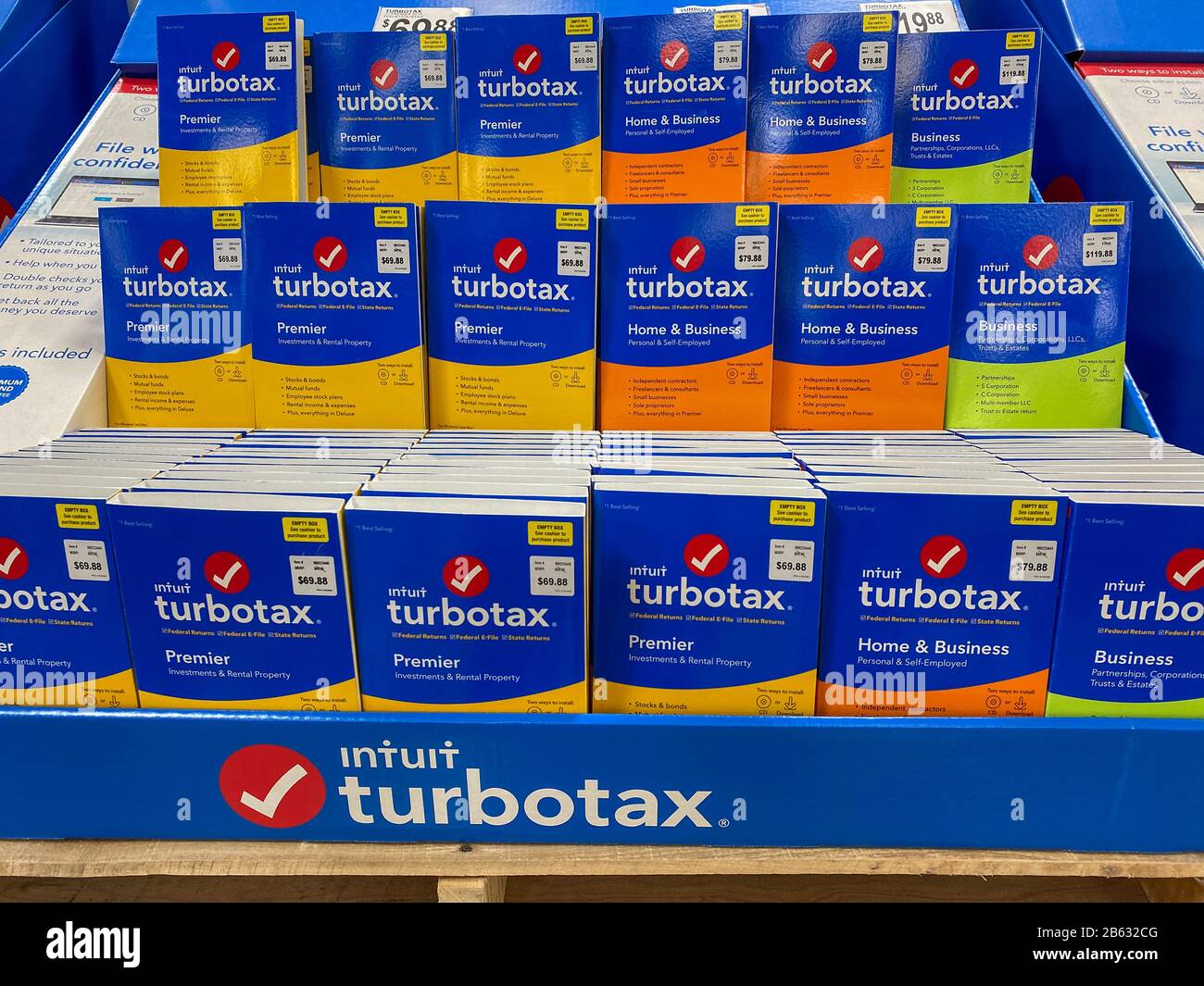 Orlando, FL/USA-3/7/20: Un'esposizione dei programmi di imposta di Intuit Turbotax Premier, Home & Business e di software Di Calcolatore di affari su una mensola di esposizione di un Sam Foto Stock