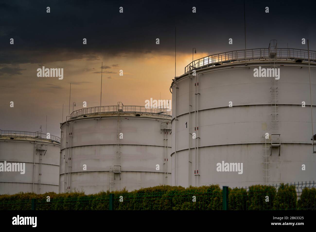 Grandi serbatoi industriali di petrolio in una base di raffineria. Foto Stock