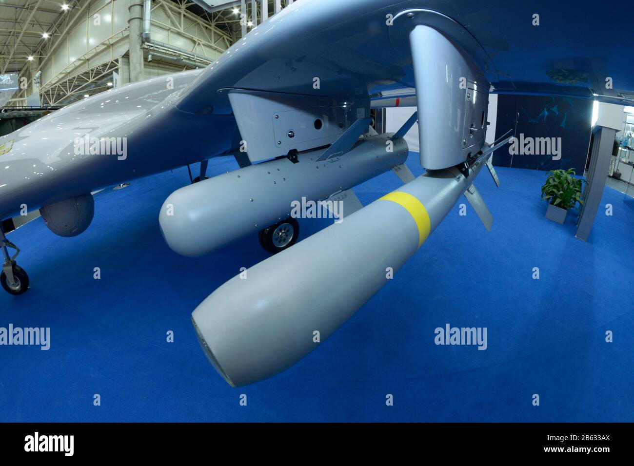 Missili tattici aria-terra fissati sul veicolo aereo militare senza equipaggio posto su uno stand, fabbricato in Turchia Foto Stock