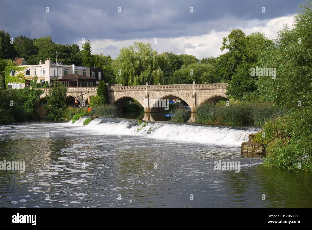 Ponte a pedaggio di Bathampton e scamone sul fiume Avon, Bathampton, Somerset, Avon, Inghilterra, Gran Bretagna Foto Stock