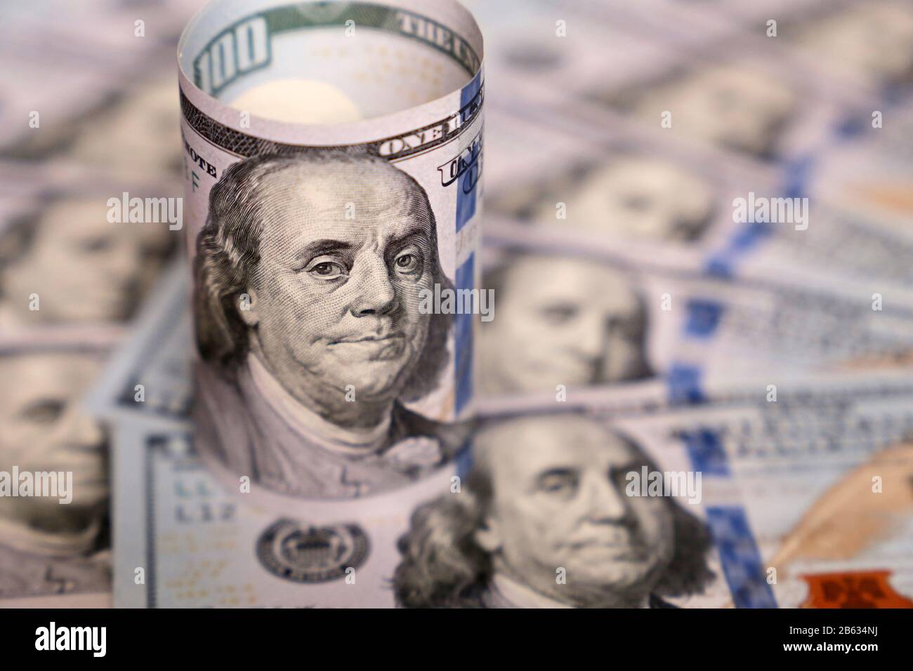 Dollaro statunitense sullo sfondo delle fatture dei dollari. Concetto di economia americana e globale, tasso di cambio Foto Stock