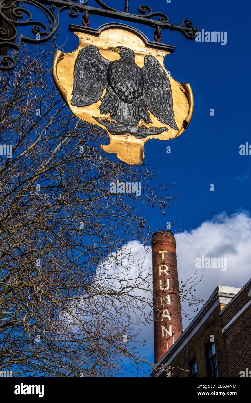 Brick Lane London - il camino della Old Truman Brewery e simbolo dell'aquila sulla Brick Lane di Londra, Shoreditch, East London. Foto Stock