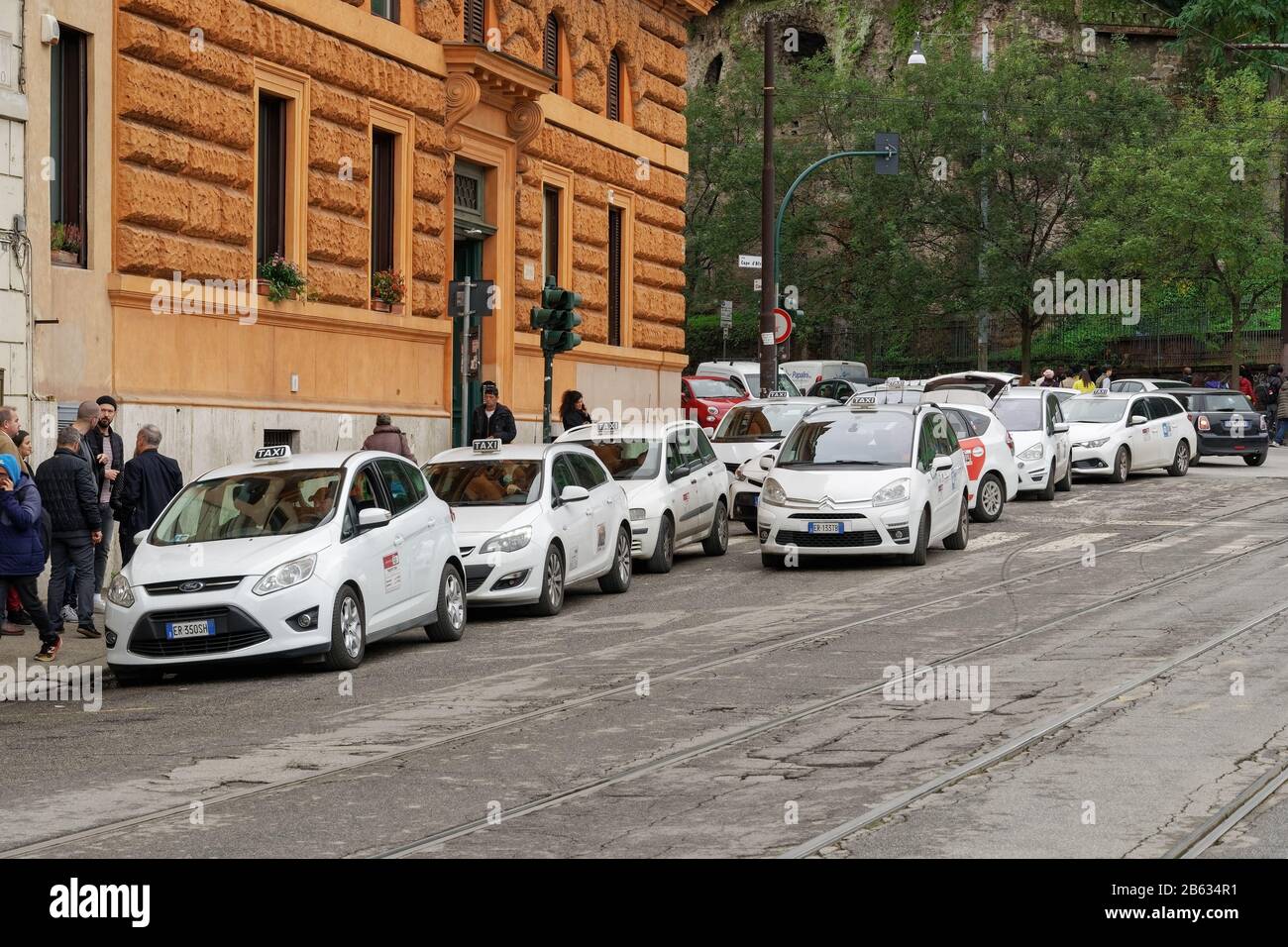 Roma, Italia taxi stand sulla capitale italiana. Taxi bianchi parcheggiati di fronte al Colosseo romano. Foto Stock