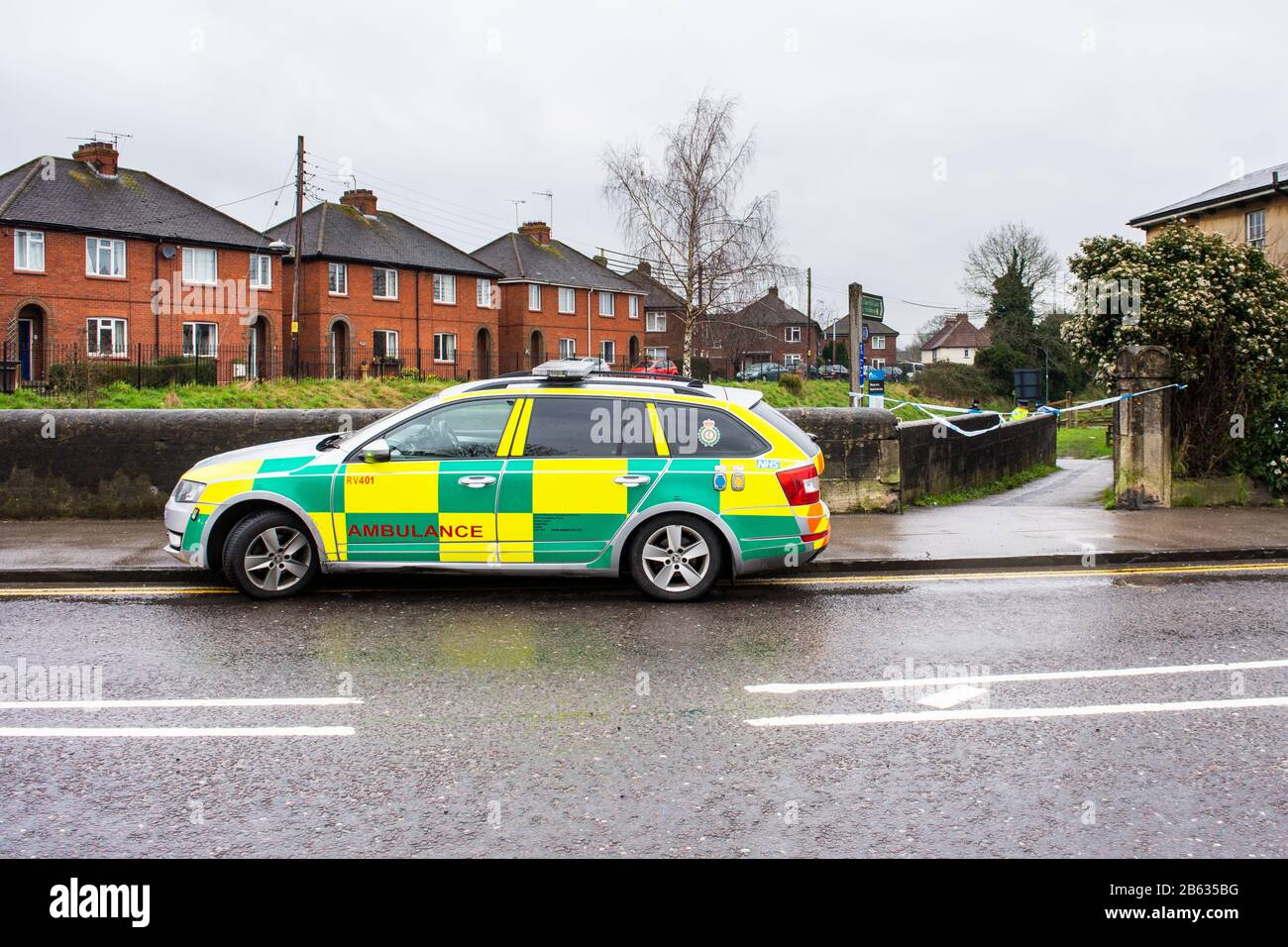 Una South Western Ambulance servizio veloce risposta auto, modello skoda, parcheggiata accanto a nastro di polizia su un ponte canale in Devizes Wiltshire Foto Stock