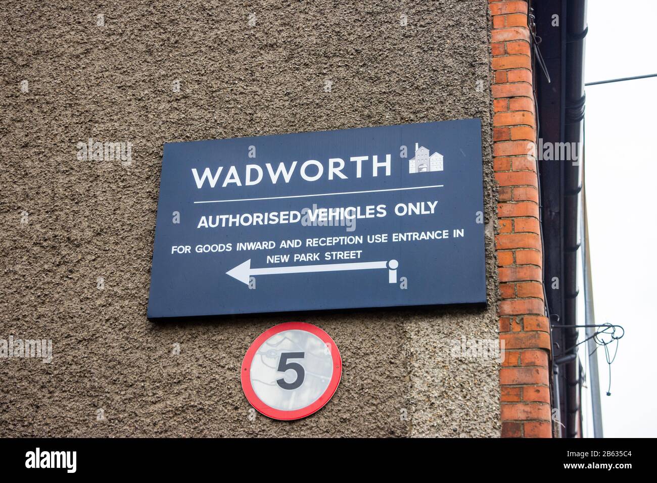 Un cartello che indirizza veicoli autorizzati ad uno degli ingressi più piccoli della fabbrica di birra Wadworth di Devizes wiltshire Foto Stock