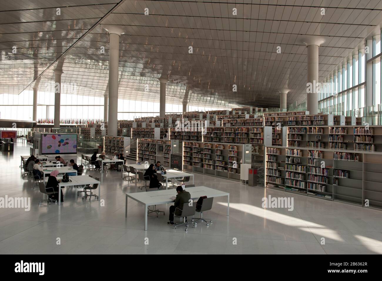 Vista interna dell'iconica Biblioteca Nazionale del Qatar, Education City, Doha, Qatar Foto Stock