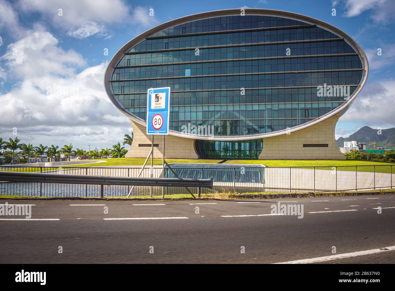Mauritius, dicembre 2019 - edificio a forma di ellisse della Mauritius Commercial Bank, una delle più antiche rive dell'isola. Foto Stock