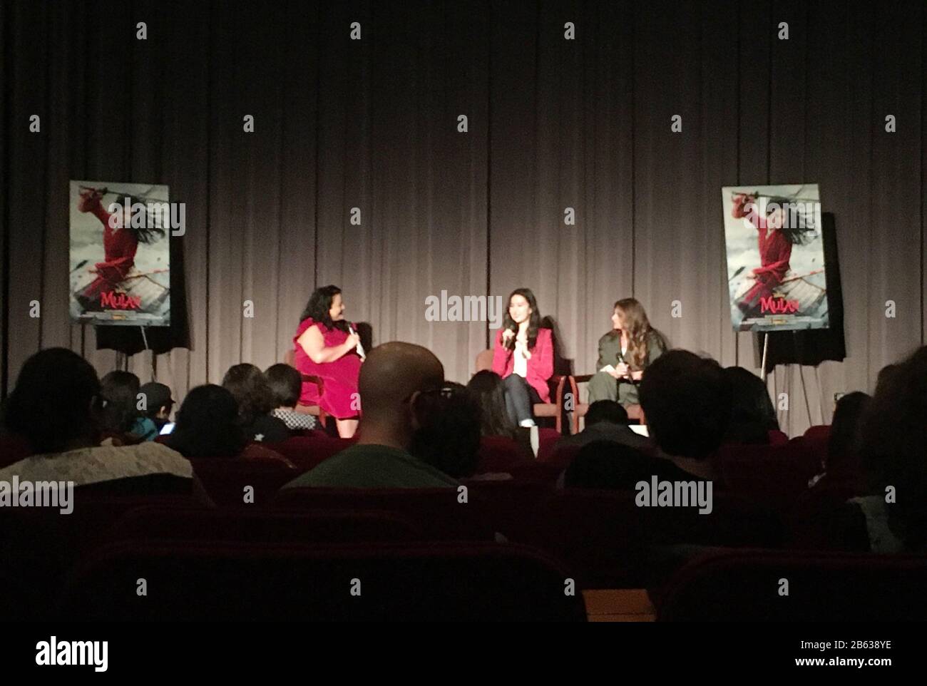 Liu Yifei, Niki Caro 03/07/2020 "Mulan" Special Screening tenuto presso il Directors Guild of America Theatre di Los Angeles, CA Photo di Izumi Hasegawa / HollywoodNewsWire.net Foto Stock