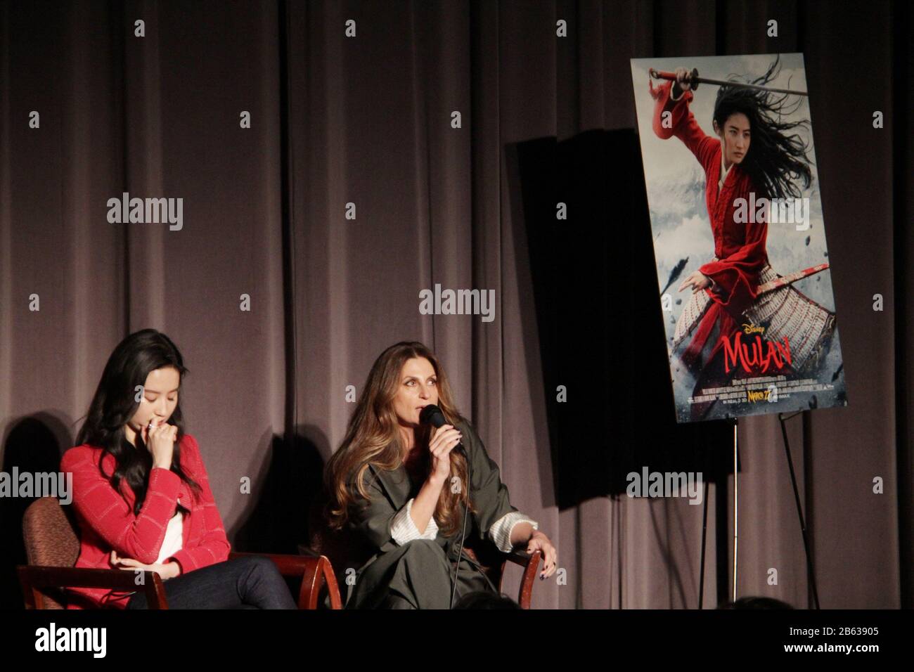 Liu Yifei, Niki Caro 03/07/2020 "Mulan" Special Screening tenuto presso il Directors Guild of America Theatre di Los Angeles, CA Photo di Izumi Hasegawa / HollywoodNewsWire.net Foto Stock