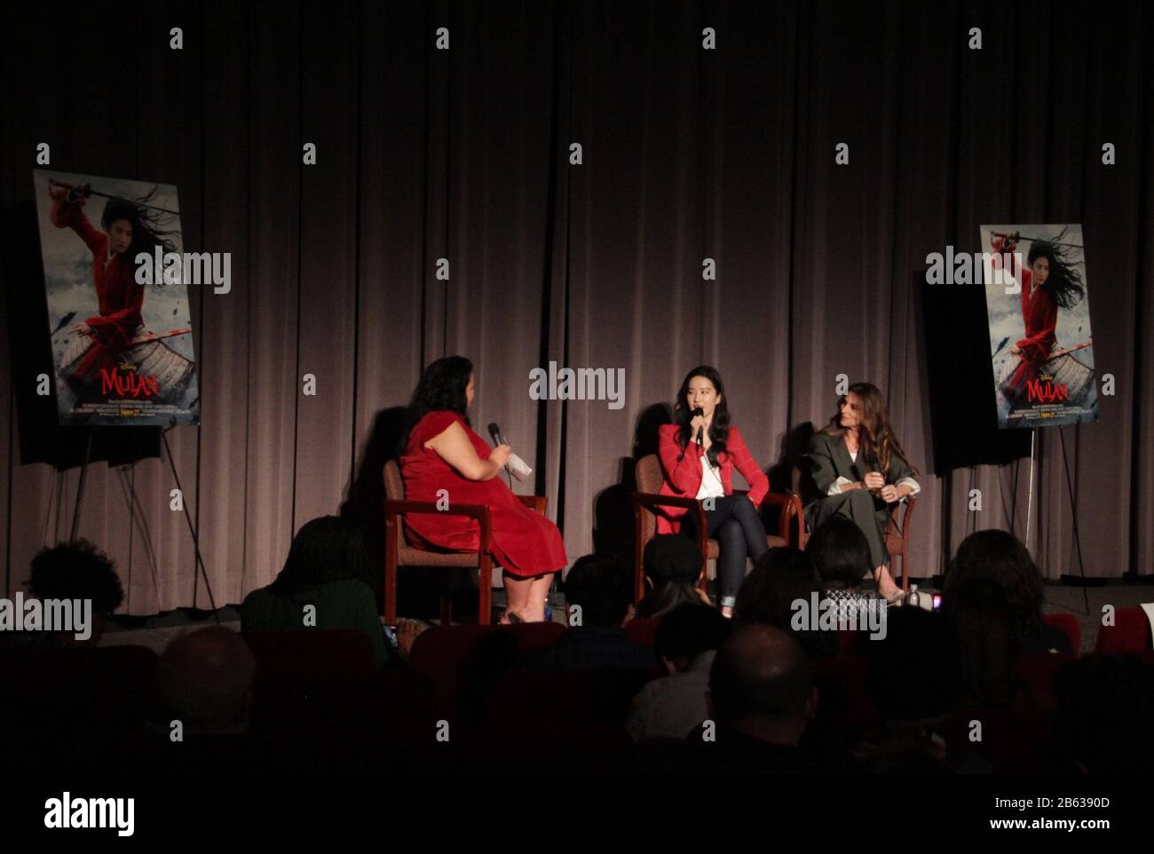Liu Yifei, Niki Caro 03/07/2020 "Mulan" Special Screening tenuto presso il Directors Guild of America Theatre di Los Angeles, CA Photo di Izumi Hasegawa / HollywoodNewsWire.net Foto Stock