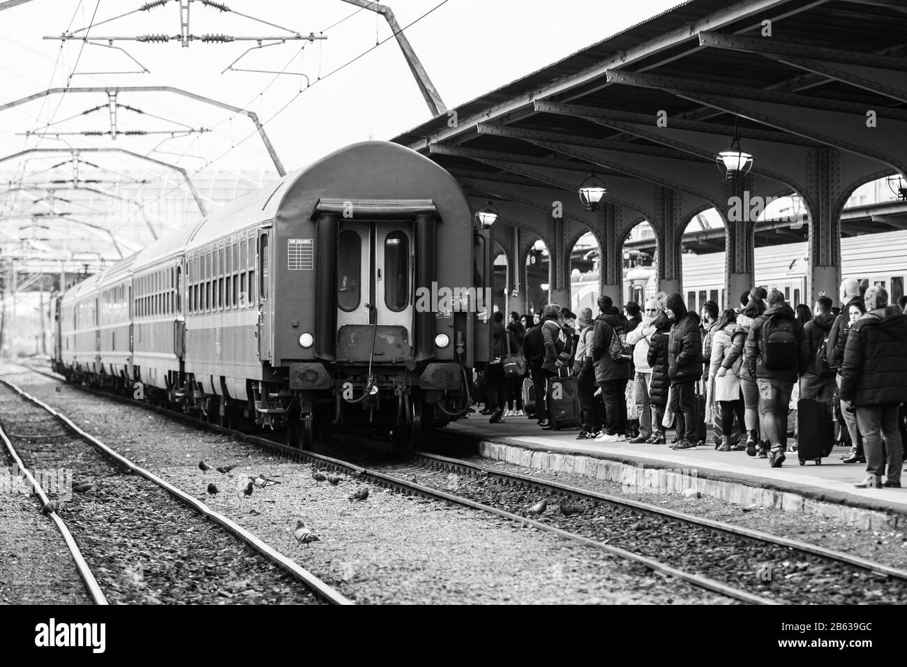 Viaggiatori e pendolari in attesa di un treno sulla piattaforma ferroviaria di Bucarest Nord stazione ferroviaria (gara de Nord Bucarest) a Bucarest, Romania, 2 Foto Stock