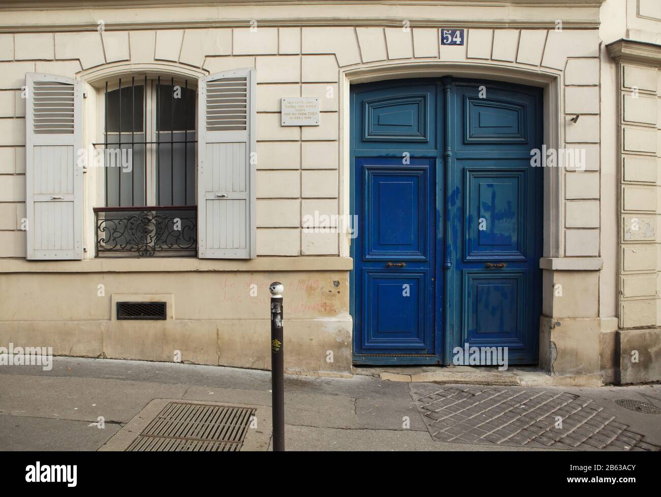 Casa dove Vincent van Gogh visse insieme al fratello Théo van Gogh in Rue Lepic a Montmartre a Parigi, Francia. Testo sulla tavoletta commemorativa significa: In questa casa Vincent van Gogh visse con suo fratello Théo dal 1886 al 1888. Vincent van Gogh visse qui dal giugno 1886 al febbraio 1888. Foto Stock