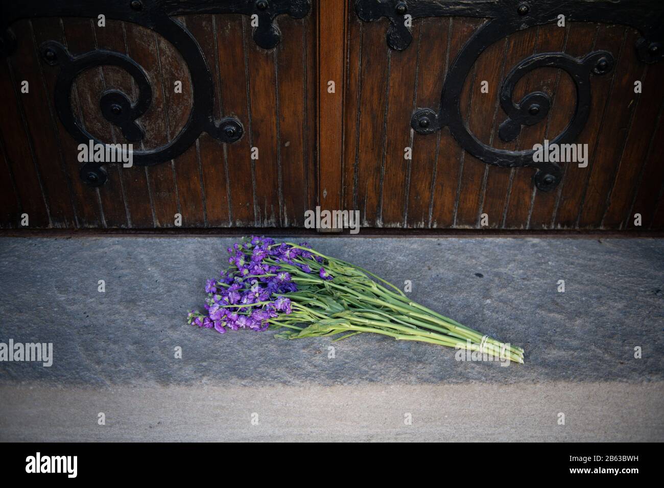 Washington, Stati Uniti. 09th Mar, 2020. Un mazzo di fiori si trova alle porte della Chiesa episcopale di Cristo nel quartiere Georgetown di Washington, DC, il 9 marzo 2020. Quando il rettore della chiesa ha provato positivo il sabato è stato il primo caso confermato del COVID-19 Coronavirus a Washington, e da allora il sindaco Muriel Bowser ha invitato i membri della chiesa a auto-quarantena. (Graeme Sloan/Sipa Usa) Credit: Sipa Usa/Alamy Live News Foto Stock