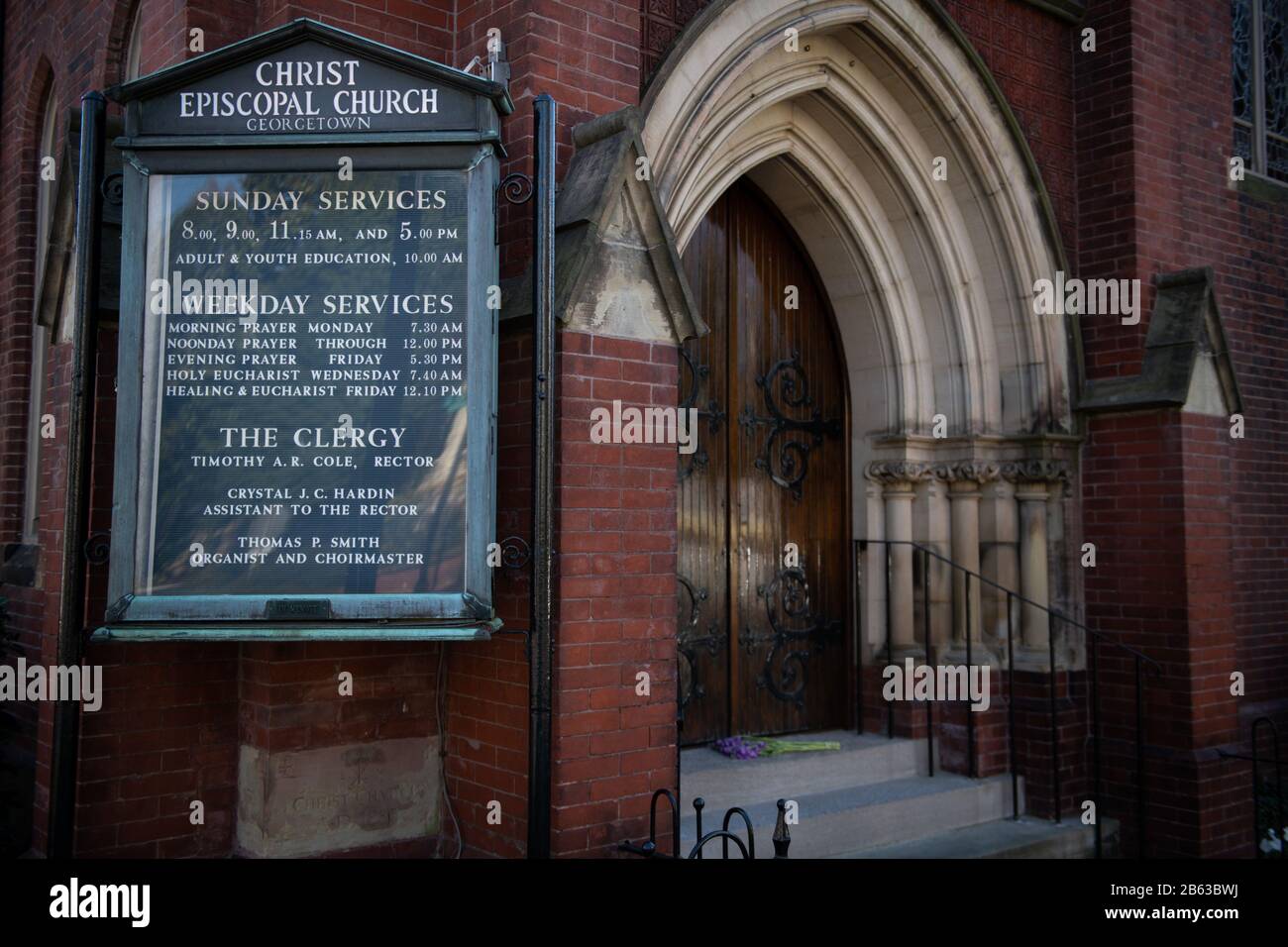 Washington, Stati Uniti. 09th Mar, 2020. Un mazzo di fiori si trova alle porte della Chiesa episcopale di Cristo nel quartiere Georgetown di Washington, DC, il 9 marzo 2020. Quando il rettore della chiesa ha provato positivo il sabato è stato il primo caso confermato del COVID-19 Coronavirus a Washington, e da allora il sindaco Muriel Bowser ha invitato i membri della chiesa a auto-quarantena. (Graeme Sloan/Sipa Usa) Credit: Sipa Usa/Alamy Live News Foto Stock
