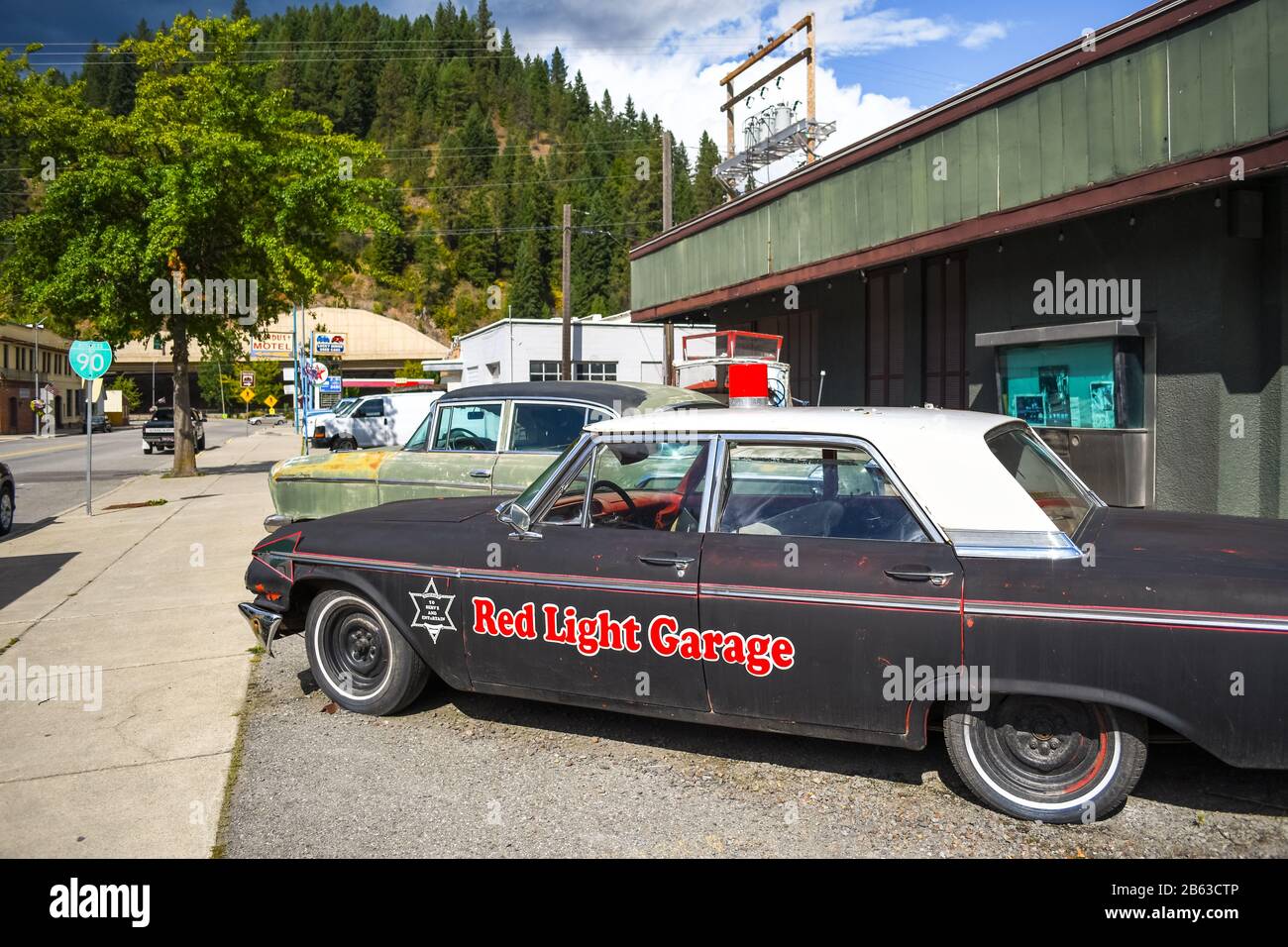 Una polizia antica d'epoca o auto di sceriffo che fa pubblicità a un garage nella città di Wallace, Idaho, Stati Uniti Foto Stock