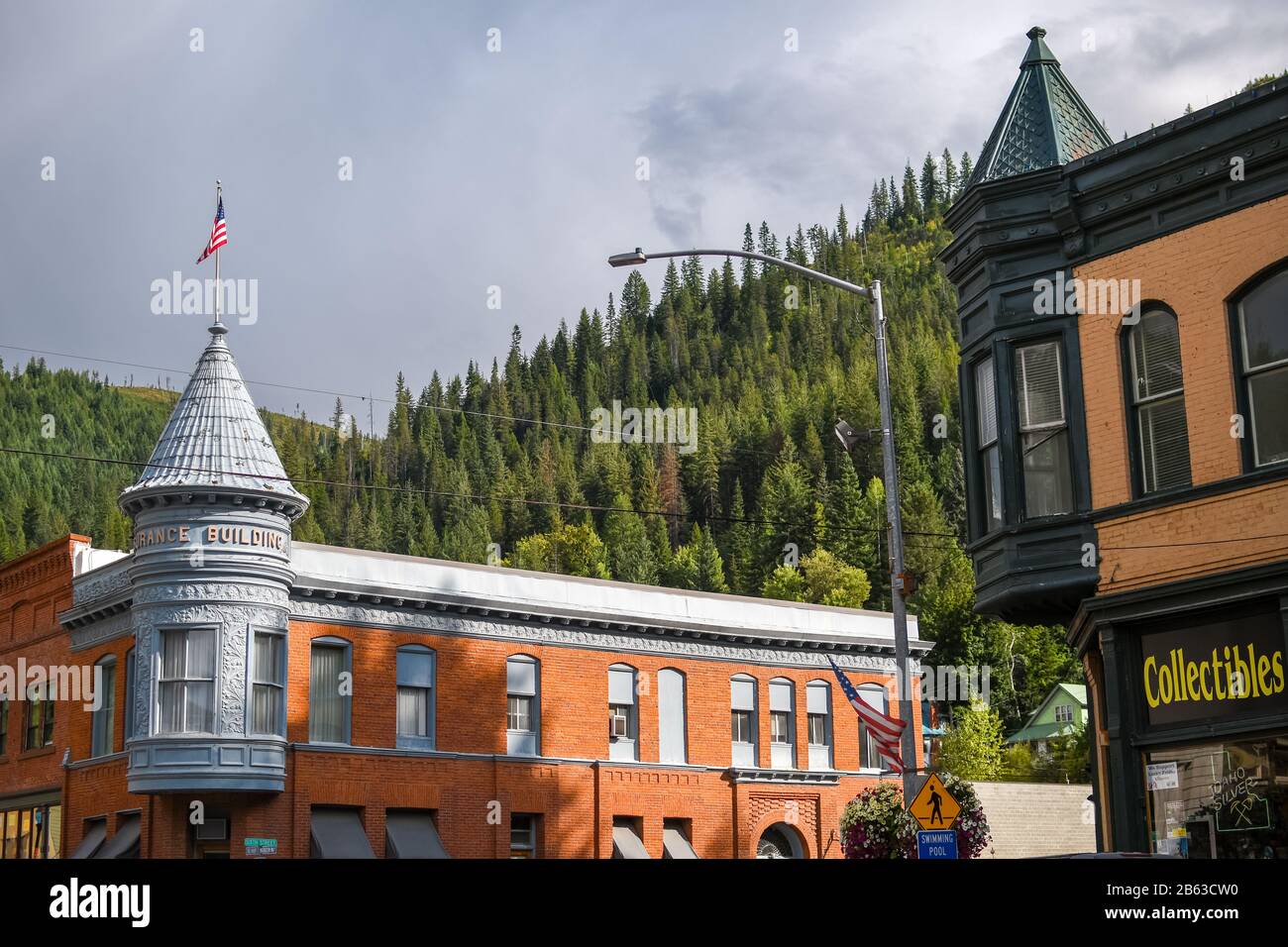 Un tipico angolo della strada del secolo con pittoreschi edifici in mattoni nella città mineraria di Wallace, Idaho, nella Silver Valley. Foto Stock