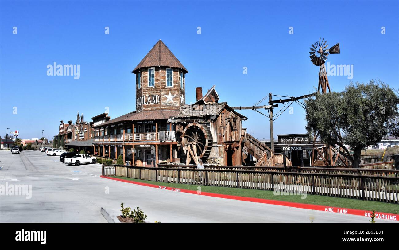 I negozi di frontiera, realizzati come la vecchia California, si trovano sull'Interstate i-5 all'autostrada CA 41, tappa principale per i viaggiatori da LA 2 San Francisco Foto Stock