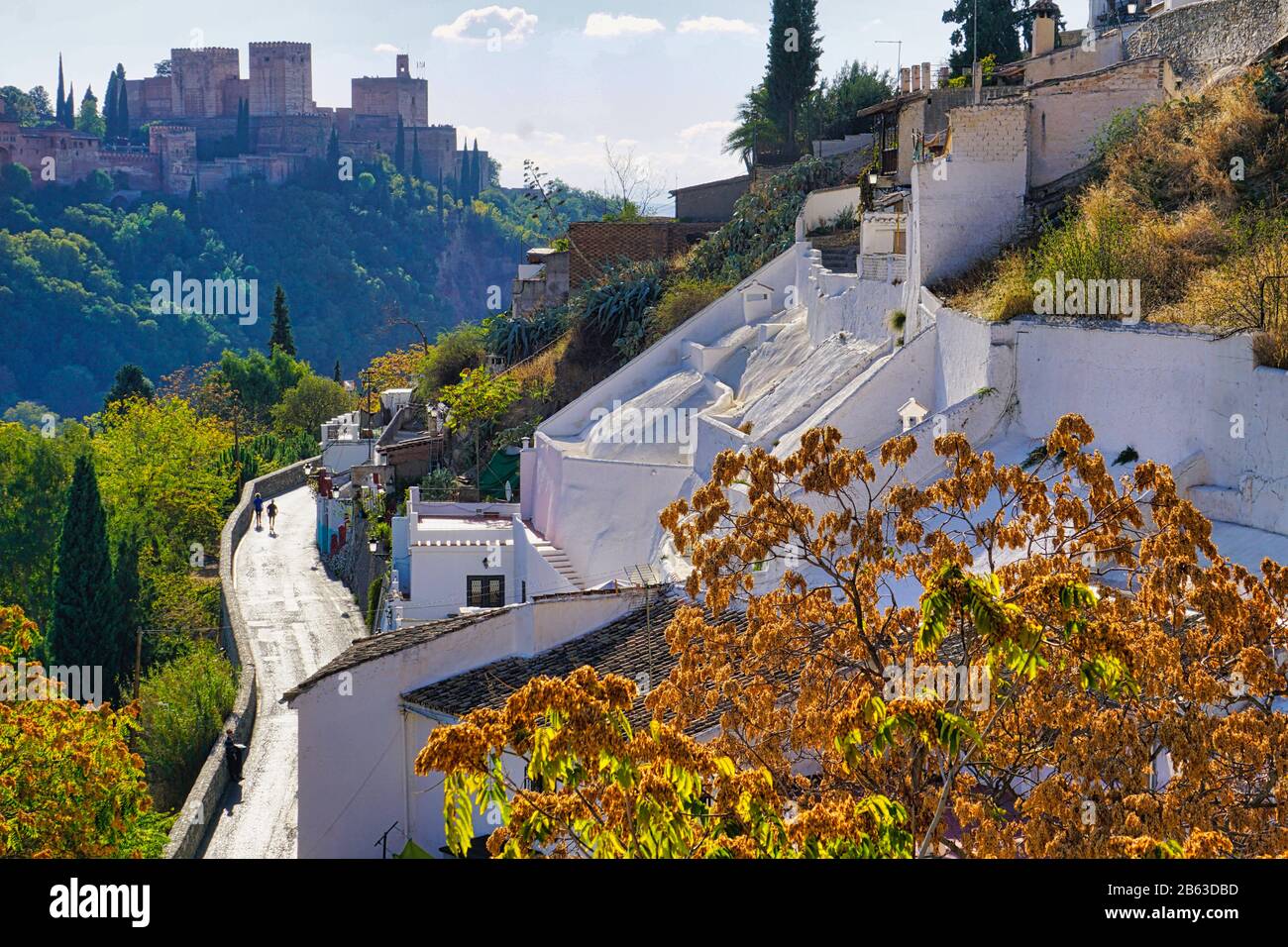 Pareti dipinte di bianco nel quartiere Cave di Granada Foto Stock