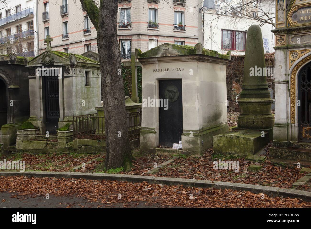 Tomba del pittore impressionista francese Edgar Degas (1834-1917) al Cimitero di Montmartre (Cimetière de Montmartre) a Parigi, Francia. Foto Stock