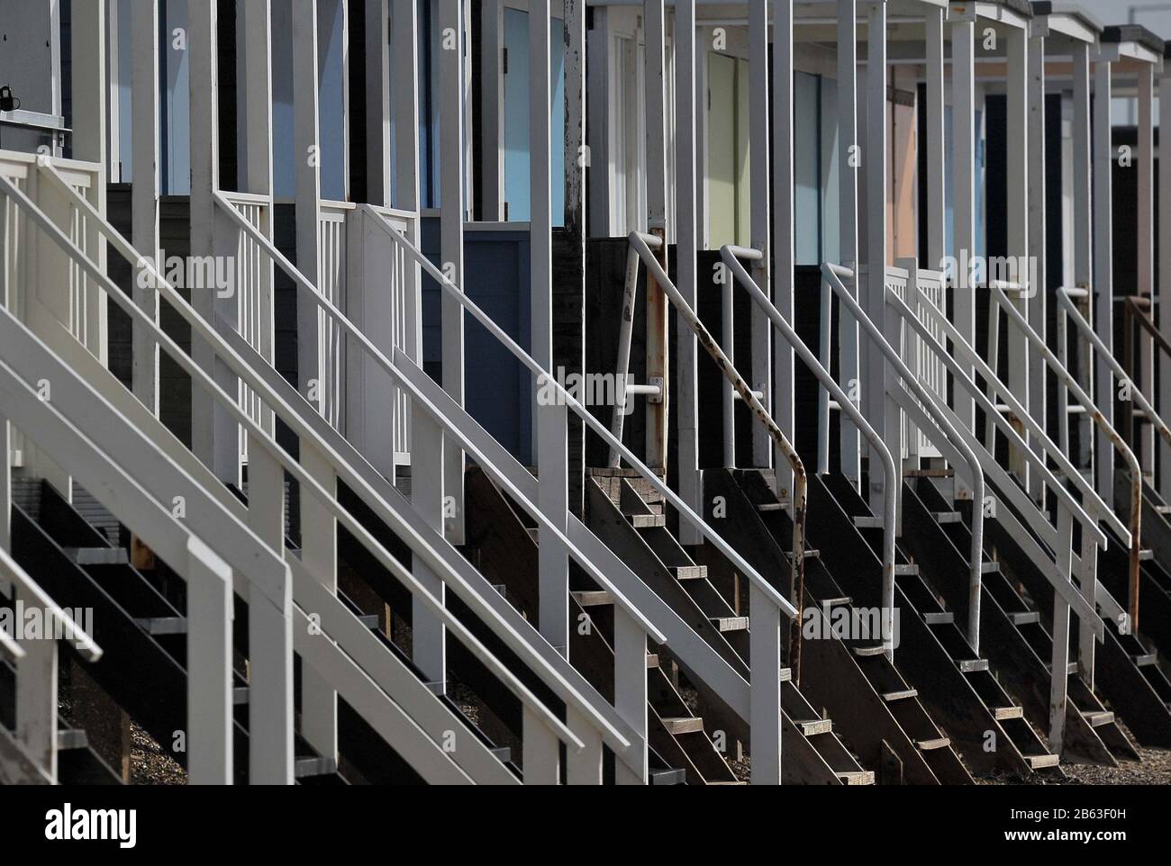 Shoeburyness. Regno Unito. 19 Febbraio 2020. Una fila di cabine da spiaggia color pastello con gradini che conducono a loro. Lungo la spiaggia di Shoeburyness. Essex. REGNO UNITO. 19/02/2020. Credit Garry Bowden/Sport In Foto/Alamy Foto Stock