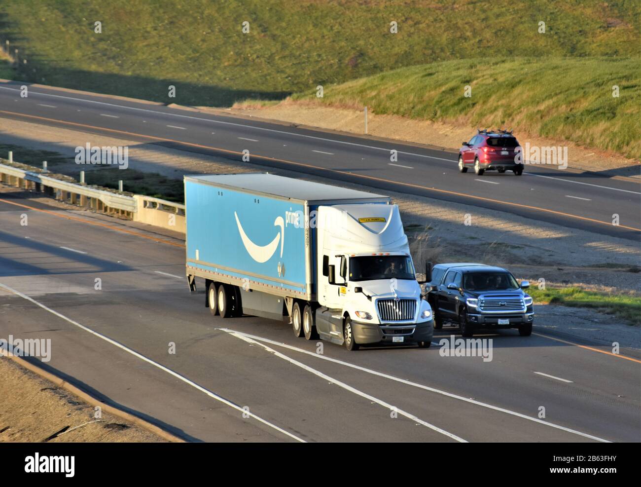 Autotreno da prime a Amazon Moving merci e prodotti sulla interstate alta  I5 nel centro della California a sud Foto stock - Alamy
