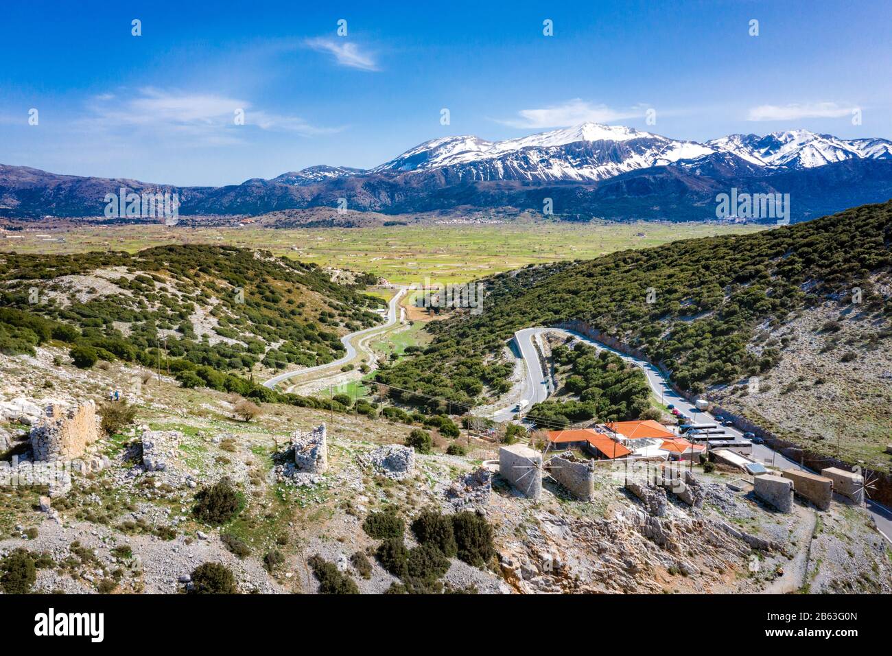 Mulini a vento sull'altopiano di montagna Lasithi nell'entroterra dell'isola di Creta, Grecia Foto Stock