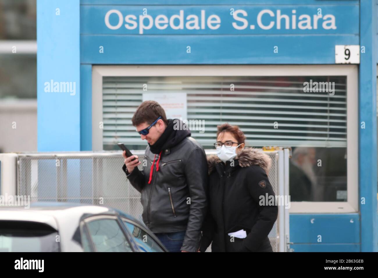 09/03/2020 a Trento, Italia. Vista sull'Ospedale Santa Chiara, l'Ospedale principale di Trento dove vengono trattati alcuni pazienti di Coronavirus. L'ospedale non si trova nella Red zone del Nord Italia. Alcuni pazienti non urgenti provenienti dalla Lombardia o dal Veneto devono essere trasferiti lì, lasciando l'ospedale con le maschere (Pierre Teyssot/Espa-Images) Foto Stock