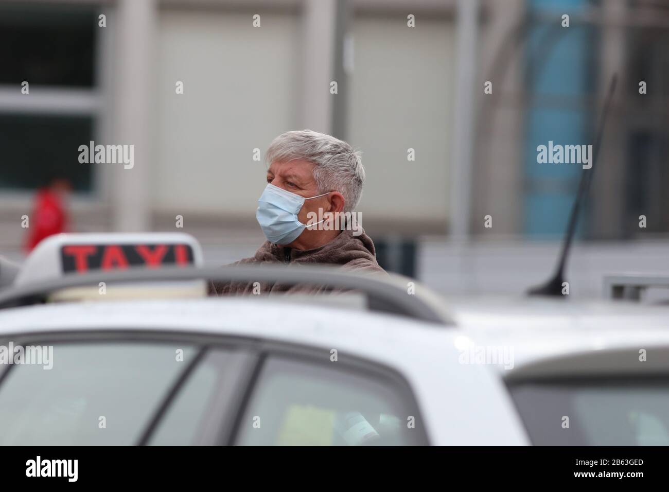 09/03/2020 a Trento, Italia. Vista sull'Ospedale Santa Chiara, l'Ospedale principale di Trento dove vengono trattati alcuni pazienti di Coronavirus. L'ospedale non si trova nella Red zone del Nord Italia. Alcuni pazienti non urgenti provenienti dalla Lombardia o dal Veneto devono essere trasferiti lì. Un uomo con una maschera di fronte ad un taxi. (Pierre Teyssot/Espa-Images) Foto Stock