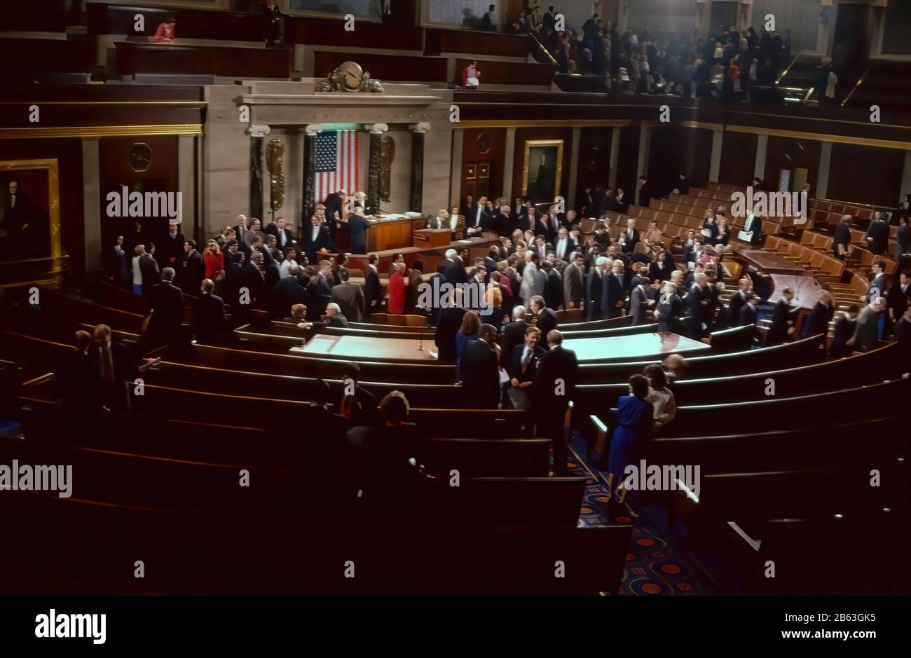 Washington, DC., USA, 3 gennaio, 1991Members del 102nd congresso partecipare ad una sessione congiunta il giorno di apertura della sessione corrente. I membri e le loro famiglie si mescolano sul pavimento della casa mentre aspettano di essere chiamati per ordinare e prendere il credito ufficiale di giuramento ufficio: Contrassegno Reinstein/MediaPunch Foto Stock