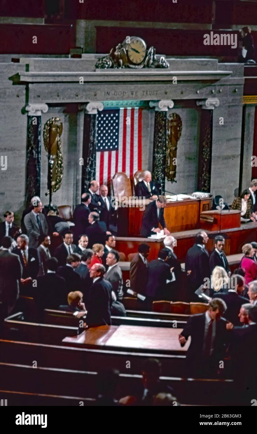 Washington, DC., USA, 3 gennaio, 1991Members del 102nd congresso partecipare ad una sessione congiunta il giorno di apertura della sessione corrente. I membri e le loro famiglie si mescolano sul pavimento della casa mentre aspettano di essere chiamati per ordinare e prendere il credito ufficiale di giuramento ufficio: Contrassegno Reinstein/MediaPunch Foto Stock