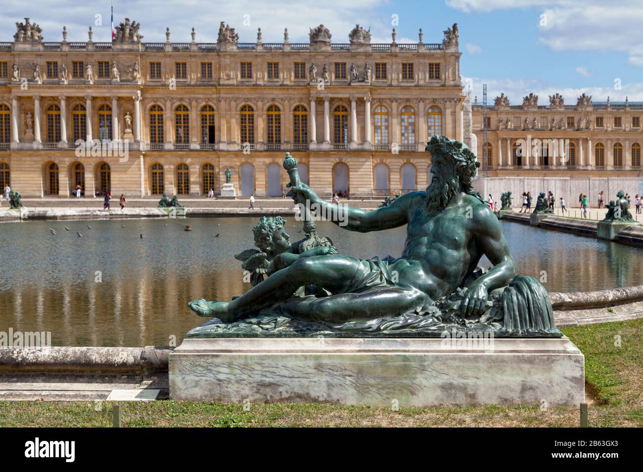 Versailles, Francia - 20 agosto 2017: Statua in bronzo fusa dai fratelli Keller e posta sul bordo di un bacino del Parterre d'Eau nel giardino Foto Stock