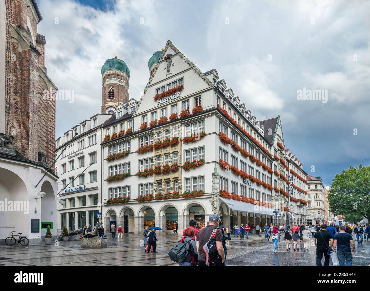 Kaufingerstraße è una delle vie commerciali più antiche e importanti di Monaco, Baviera, Germania Foto Stock