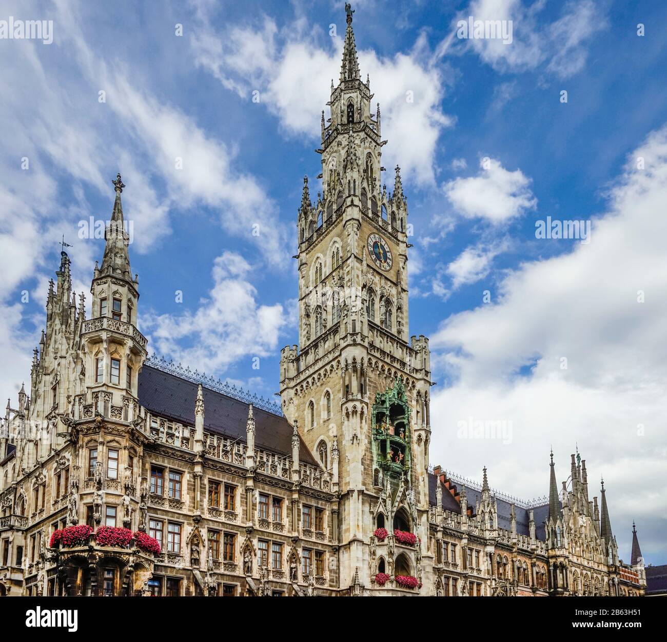 Facciata riccamente decorata del nuovo Municipio di Monaco (Neues Rathaus) con i suoi 85 m di altezza Rathausturm a Marienplatz, München-Altstadt, Baviera, Germania Foto Stock