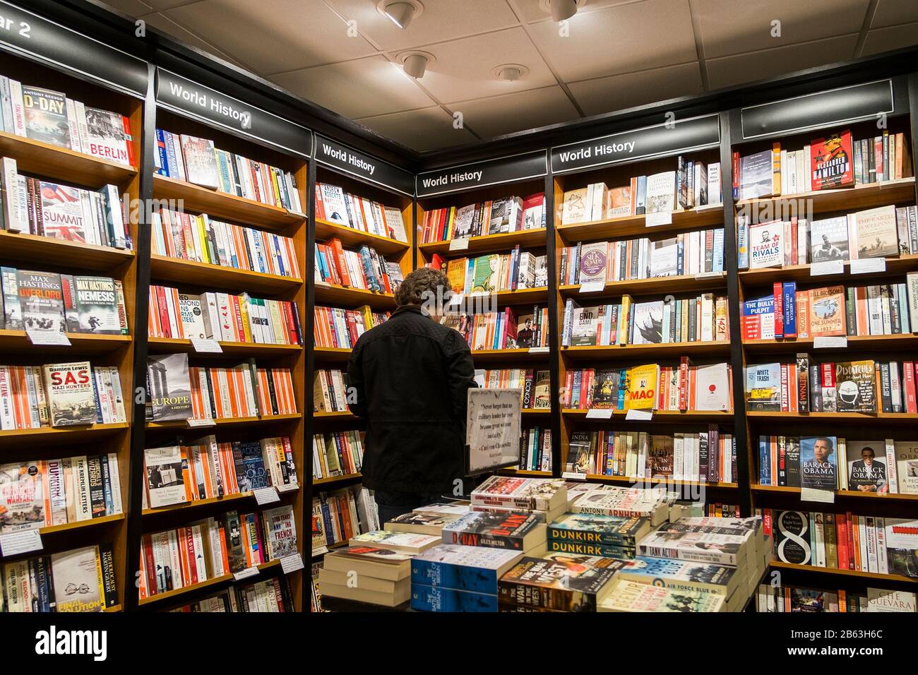 Un cliente che naviga nella sezione della storia di un negozio di libri di Waterstones Book Store a Truro in Cornovaglia. Foto Stock