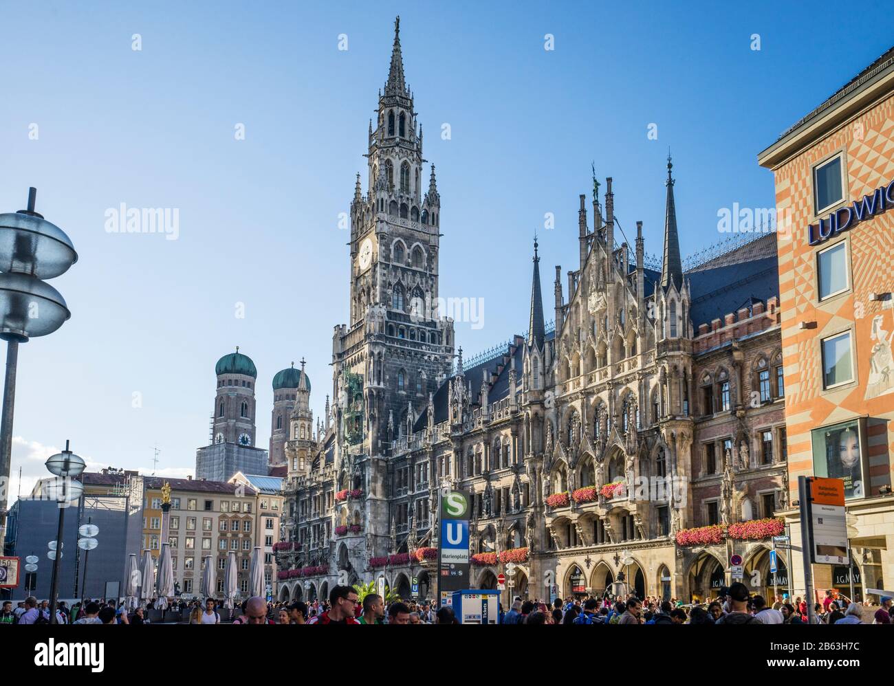 Facciata riccamente decorata del nuovo Municipio di Monaco (Neues Rathaus) con i suoi 85 m di altezza Rathausturm a Marienplatz, München-Altstadt, Baviera, Germania Foto Stock